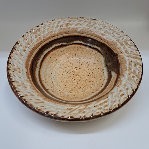 Click to view detail for #260209 Serving Bowl  Tan and Brown Textured Rim $22